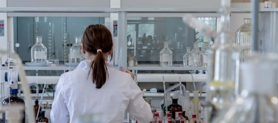 Farmaceutický priemysel / Lekárstvo / Elmo Rietschle / boyser.sk